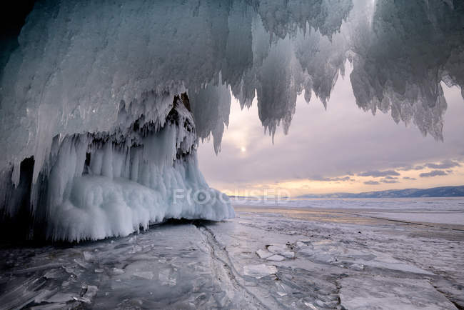 Grottes de glace de Kharantsy, lac Baïkal, île Olkhon, Sibérie, Russie — Photo de stock
