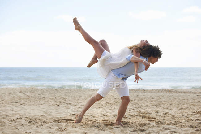 Couple tangoing sur la plage — Photo de stock