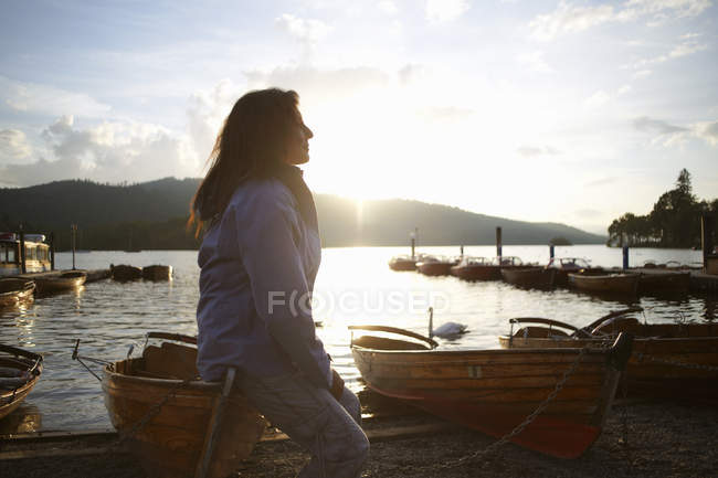 Reife Frau sitzt auf Kanu am See, Seenplatte, cumbria, uk — Stockfoto