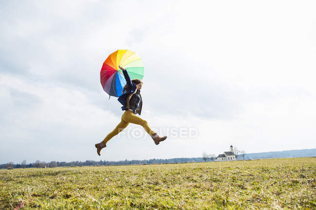 Teenager Mädchen im Feld mit Regenschirm — Stockfoto
