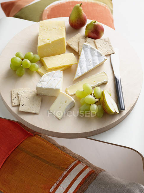 Тарілка сиру та фруктів — стокове фото
