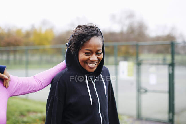 Junge Frauen reichen Freunden im Park die Schulter — Stockfoto