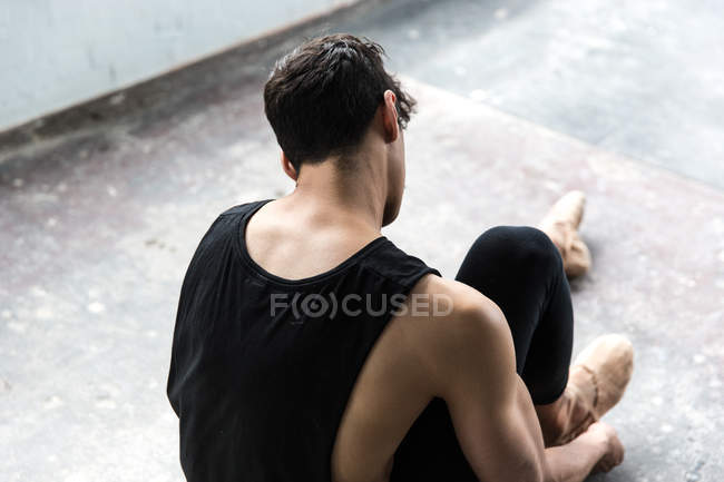 Rear view of Dancer wearing ballet shoe in studio — Stock Photo