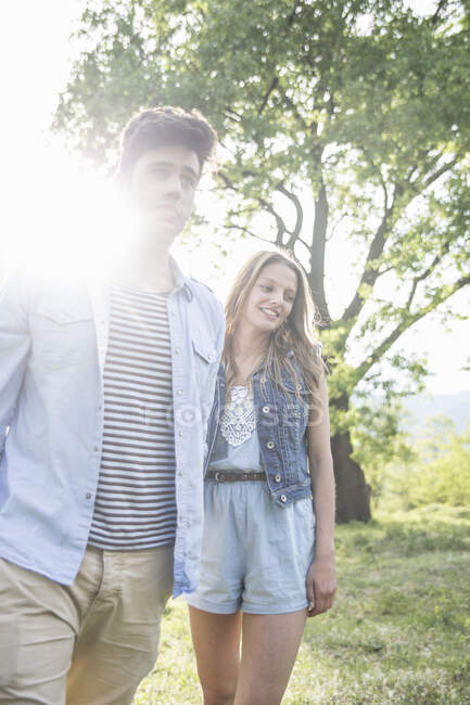 Junges Paar spaziert im Sonnenlicht — Stockfoto