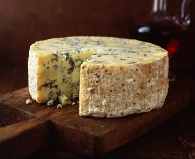 Синій сир круглий на дерев'яній обробній дошці — стокове фото