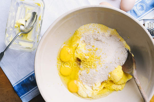 Vue du dessus des œufs et de la farine dans un bol à mélanger — Photo de stock