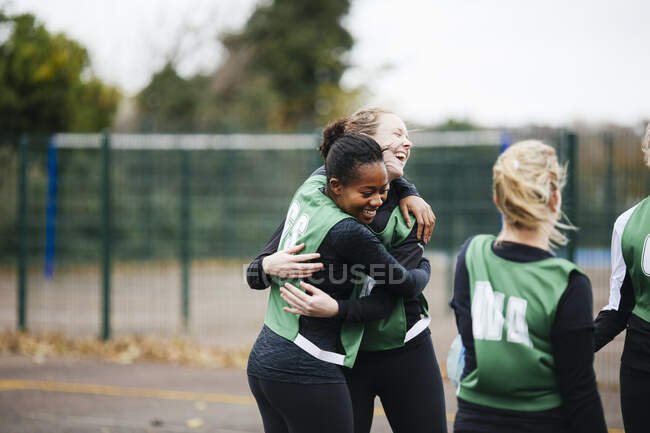 Bonne équipe féminine de netball célébrant la victoire sur le terrain de netball — Photo de stock
