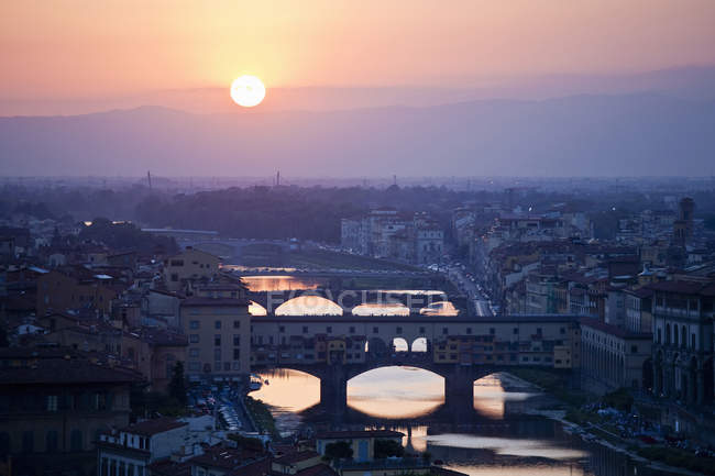 Paysage urbain avec rivière Arno au coucher du soleil, Florence, Toscane, Italie — Photo de stock