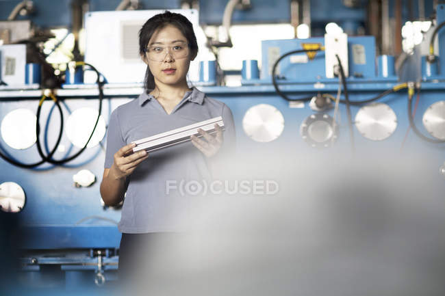Techniker bedient Maschine in Fabrik — Stockfoto