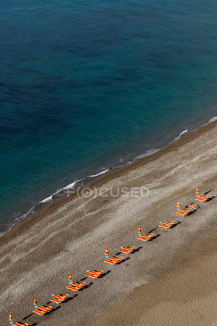 Sillas vacías en la playa de Positano - foto de stock