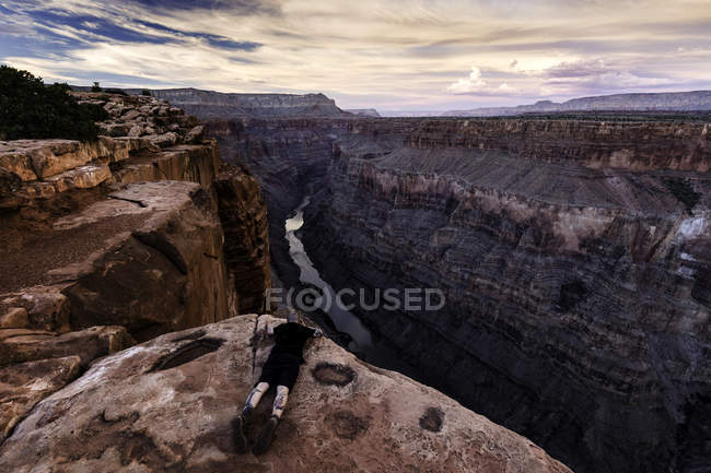 Uomo sdraiato sulla roccia, guardando la vista, Torroweap Overlook, Grand Canyon, Torroweap, Arizona, Stati Uniti d'America — Foto stock