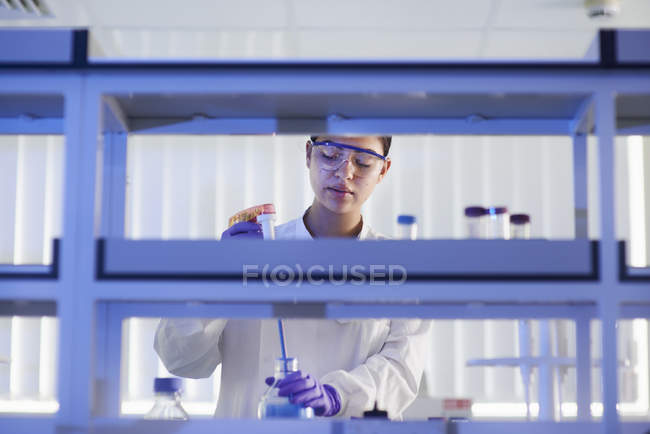 Scientifique en laboratoire utilisant une pipette électronique — Photo de stock