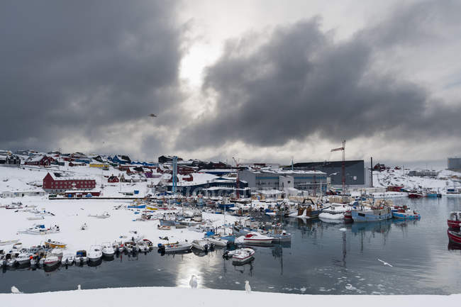 Vista elevada das nuvens de tempestade sobre o porto, Ilulissat, Gronelândia — Fotografia de Stock