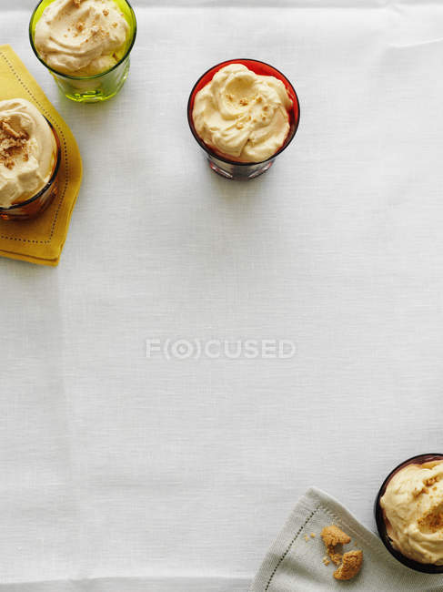 Gläser mit cremigen Desserts — Stockfoto