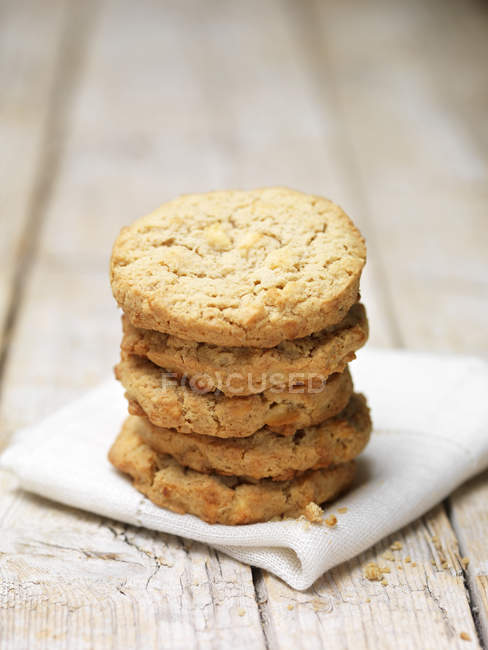 Pila di biscotti sbriciolati su strofinaccio — Foto stock