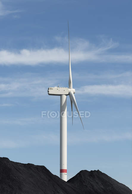 Wind turbine in between piles of coal in harbour, Flushing, Netherlands — Stock Photo