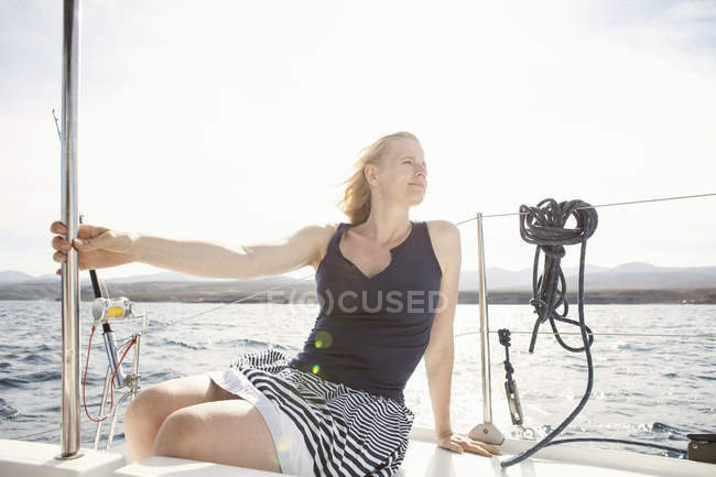 Femme moyenne adulte naviguant en catamaran près de Fuerteventura, Espagne — Photo de stock