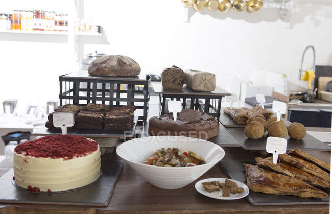Variedade de bolos, doces e pão no balcão do café — Fotografia de Stock