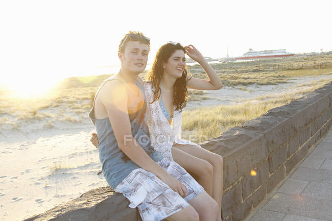 Retrato de jovem casal, Port Melbourne, Melbourne, Austrália — Fotografia de Stock