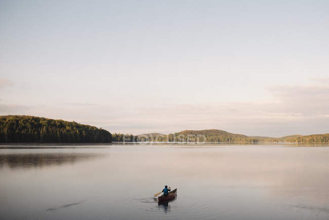 Senior canoa donna sul lago, vista posteriore — Foto stock