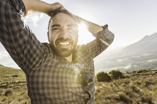 Mann genießt sonnigen Tag, franschhoek, Südafrika — Stockfoto
