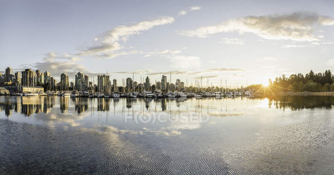 Marina y skyline de la ciudad al atardecer, Vancouver, Canadá - foto de stock