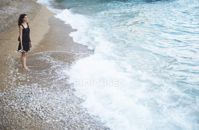 Teenager-Mädchen mit Blick vom Strand, Javea, Spanien — Stockfoto