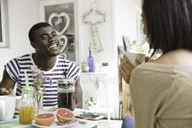 Jeune couple partageant le petit déjeuner ensemble — Photo de stock