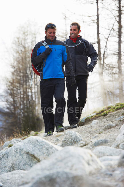 Zwei erwachsene Männer im mittleren Alter wandern — Stockfoto