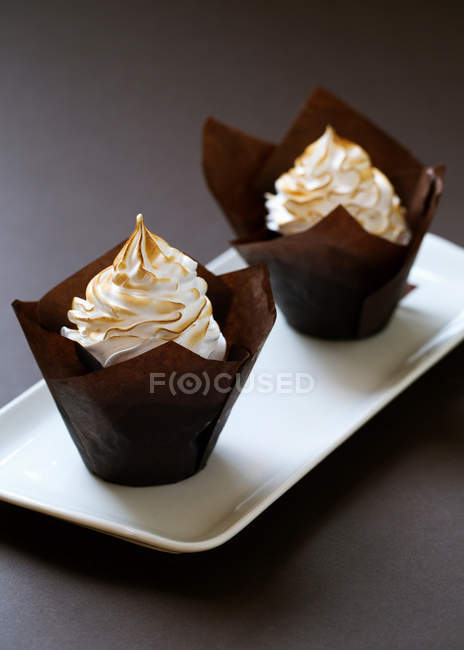 Muffins de chocolate com merengue — Fotografia de Stock