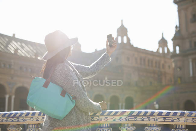 Зрелая женщина-туристка фотографирует площадь Испании, Севилья — стоковое фото