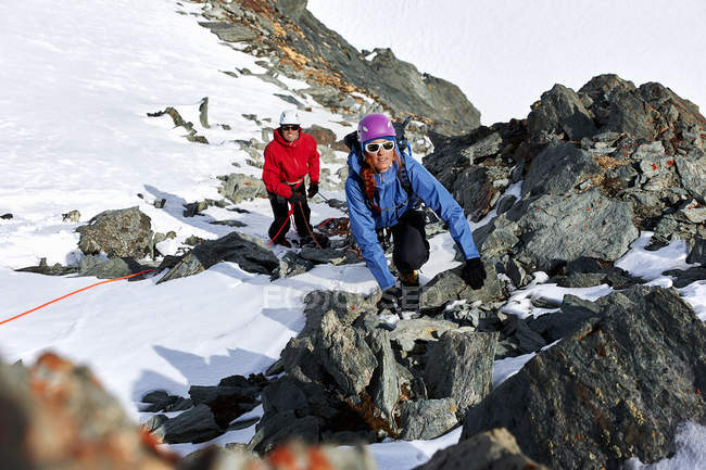 Mountaineer climbing up snow covered mountain, Saas Fee, Suíça — Fotografia de Stock