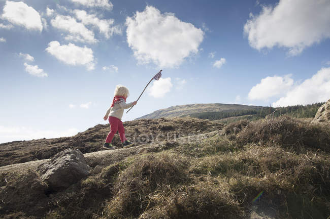Niño con bandera, Piscinas de hadas, Isla de Skye, Hébridas, Escocia - foto de stock