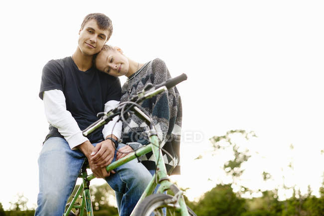 Portrait de jeune couple romantique avec vélo — Photo de stock