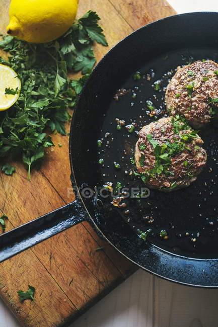 Vue de dessus des boules de viande friture dans la poêle — Photo de stock
