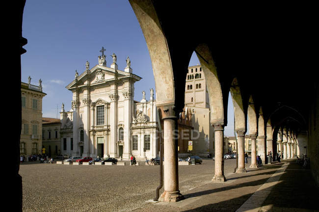 Mantua commune buildings against blue sky, Lombardía, Italia - foto de stock