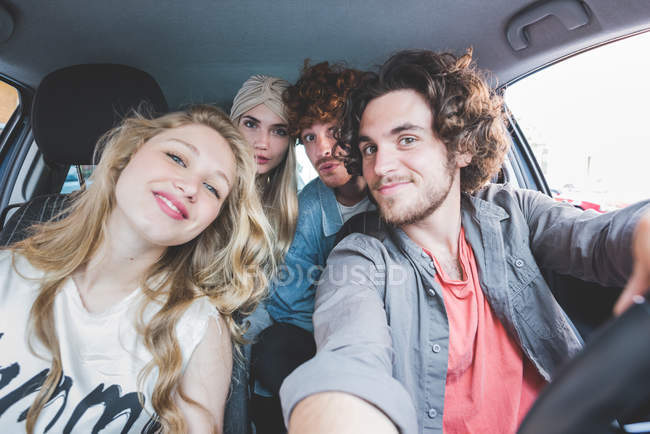 Freunde machen gemeinsam Selfie im Auto — Stockfoto