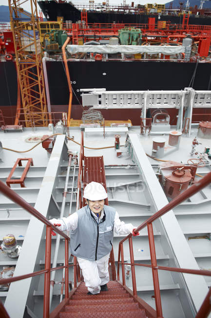 Портрет рабочего на ступеньках в судоходном порту, возвышенный вид, Го Сон Гон, Южная Корея — стоковое фото