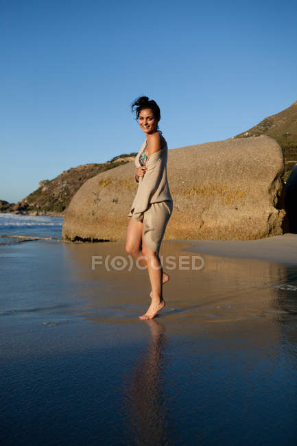 Девушка прыгает по пляжу — стоковое фото