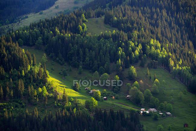 Vista aérea da aldeia de Dzembronya, montanhas dos Cárpatos, região de Ivano-Frankovsk, Ucrânia — Fotografia de Stock