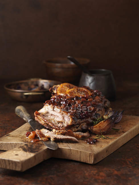 Slow roasted spiced apricot and cranberry lamb with roasted red onions — Stock Photo