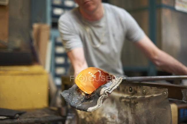 Склоочисник у майстерні формування розплавленого скла на патрубку — стокове фото
