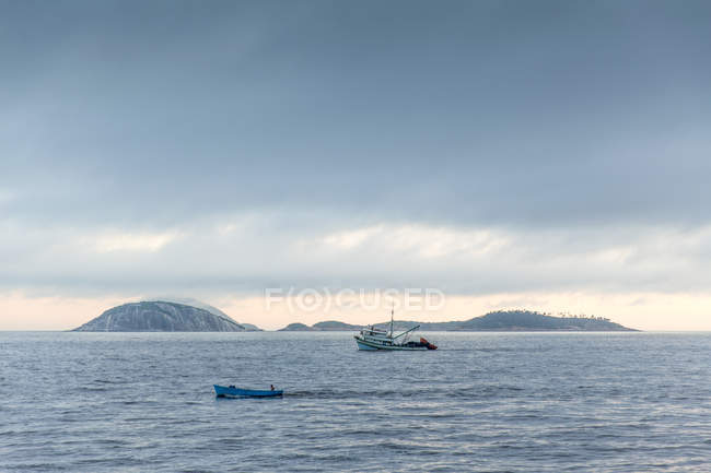 Barcos de pesca no oceano, Ilhas Cagarras, Rio de Janeiro, Brasil — Fotografia de Stock