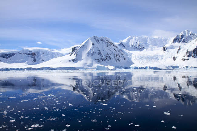 Прекрасный вид на залив Вильгельмины и снежные горы, Антарктида — стоковое фото