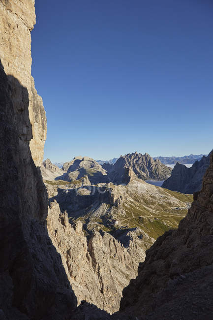 Vista elevada de las montañas contra el cielo azul, italia - foto de stock