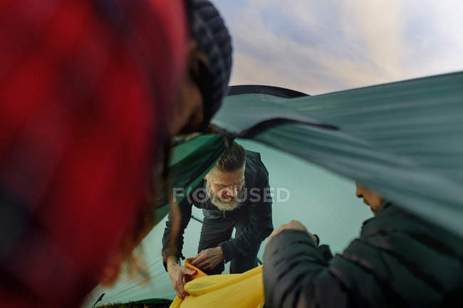 Caminhantes construindo tenda no acampamento, Lapônia, Finlândia — Fotografia de Stock