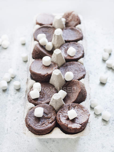 Brownies de chocolate y malvaviscos en cartón - foto de stock