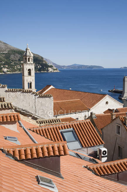 Vista da torre da igreja e telhados, Dubrovnik, Croácia — Fotografia de Stock