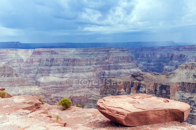 Vista panorâmica do canyon grande na luz solar brilhante — Fotografia de Stock
