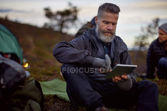 Мандрівні з використанням цифрової планшета в таборі, Лапландія, Фінляндія — стокове фото